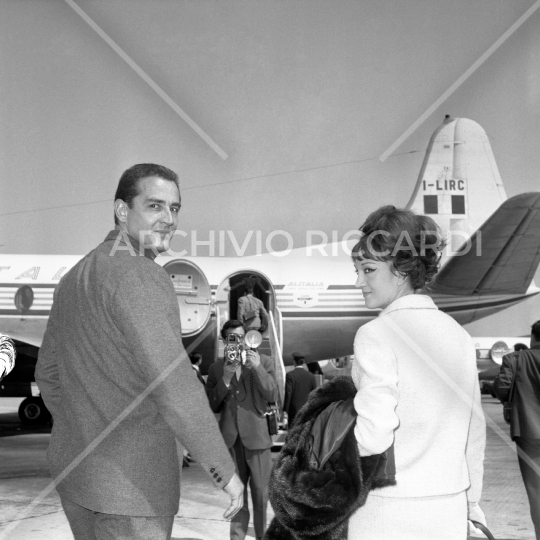 Vittorio Gassman - 1963 - 144 - in aeroporto con Edmonda Aldini