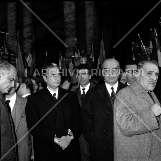 1962 Aldo Moro ai funerali di Mattei con Colombo 0090