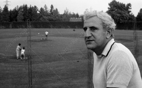 Adolfo Celi - 1964 - nel campo da baseball - 022
