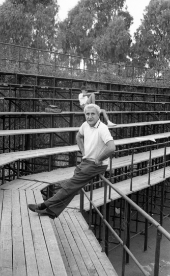 Adolfo Celi - 1964 - nel campo da baseball - 029