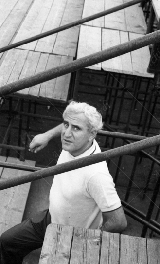 Adolfo Celi - 1964 - nel campo da baseball - 031