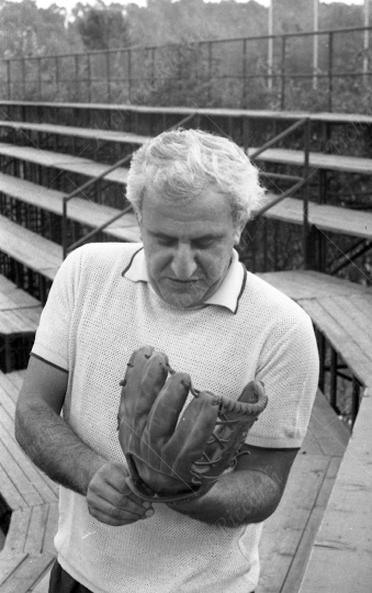 Adolfo Celi - 1964 - nel campo da baseball - 034