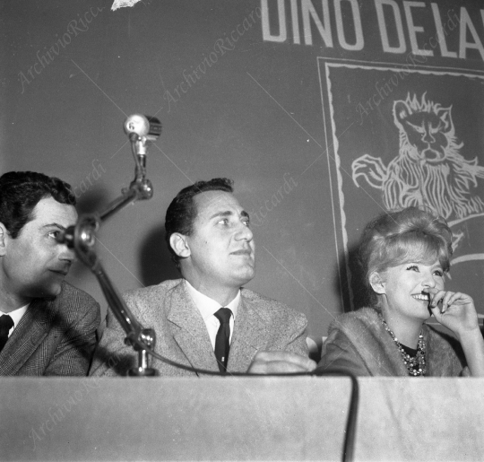 Alberto Sordi - 1960 - Conf Stampa con Manfredi-Stroyberg - 082