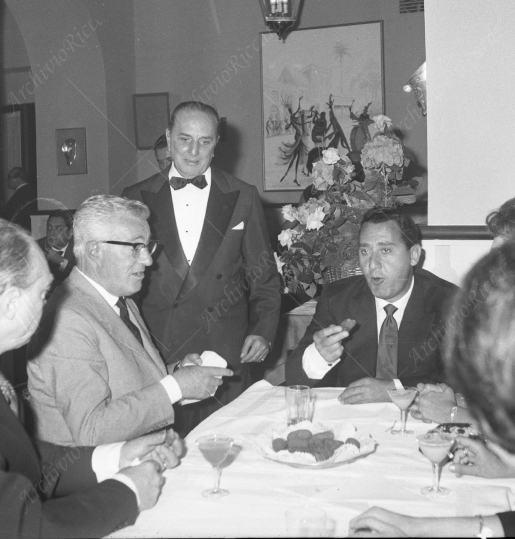 Alberto Sordi - 1963 - Ristorante Saudate con De Sica - 113