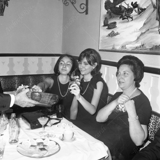 Alberto Sordi ristorante saudate 1963-003 - 255