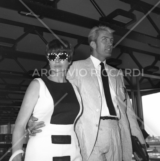 Anita Ekberg in aeroporto -442