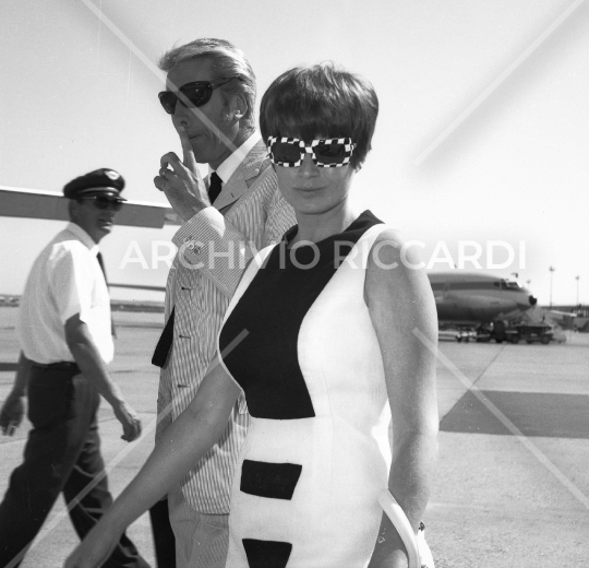 Anita Ekberg in aeroporto -444