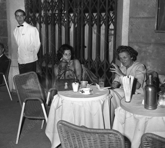 Anna Magnani a via Veneto con il figlio - 1960 - 033