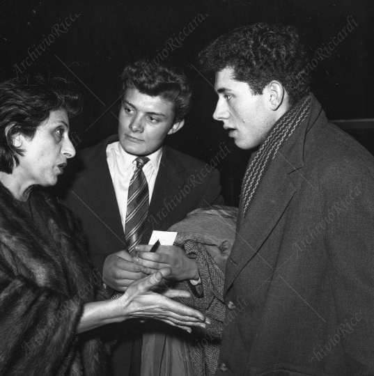 Anna Magnani e figlio alla prima di Renato Rascel Un paio di ali - 1957 - 076