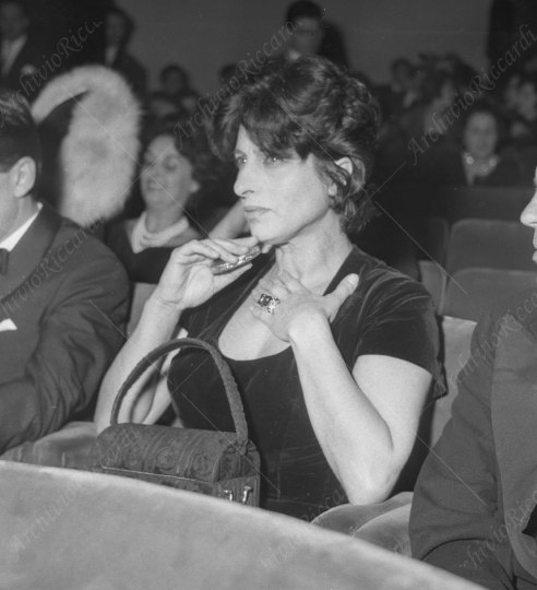 Anna Magnani e figlio alla prima di Renato Rascel Un paio di ali - 1957 - 078