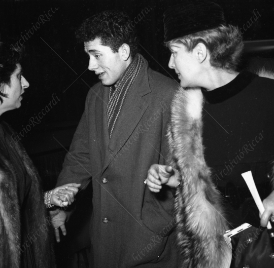 Anna Magnani e figlio alla prima di Renato Rascel Un paio di ali - 1957 - 080