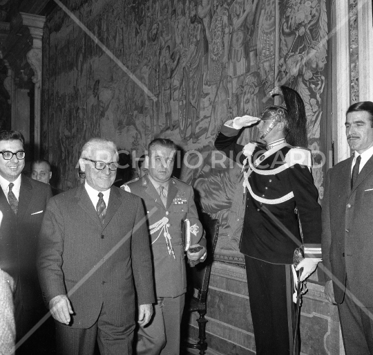 AR 2449 - Quirinale consultazioni - Gronchi - 1958 - 059