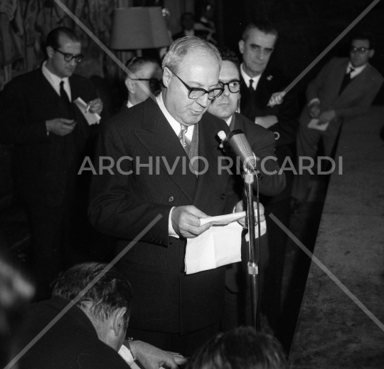 AR 2449 - Quirinale consultazioni 1958 - 007