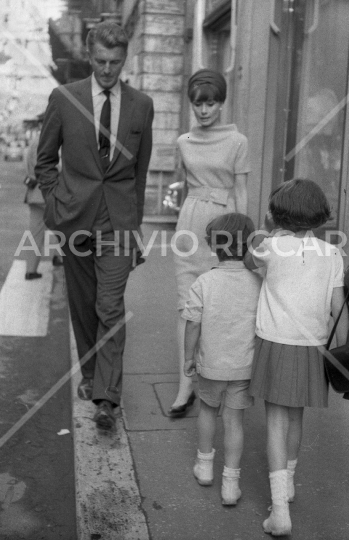 Audrey Hepburn con Hubert de Givenchy 1963-018