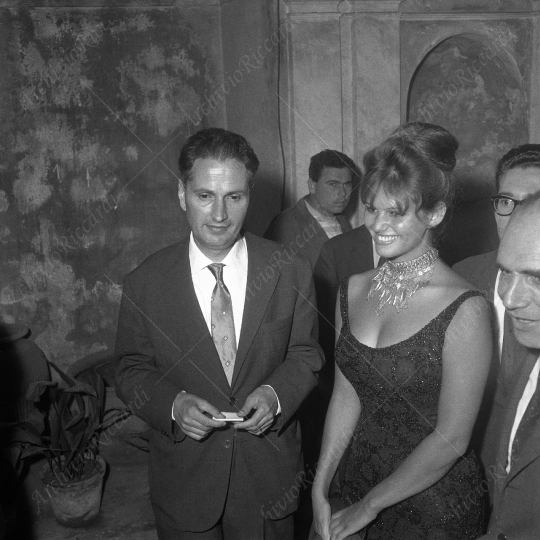 Carlo Cassola - 1960 - Premio Strega con Claudia Cardinale  - 013