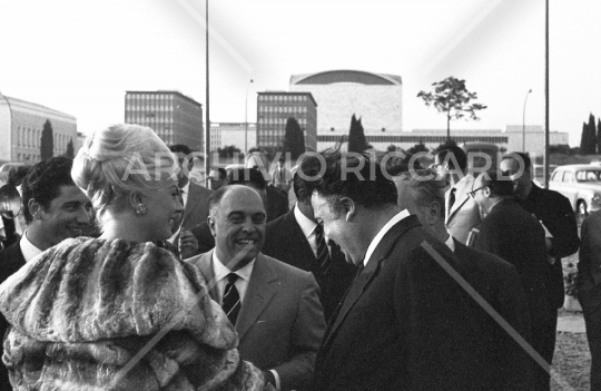 Carlo Ponti Anita Ekberg e Federico Fellini all Eur 1961-188