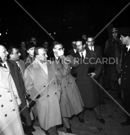 Curzio Malaparte con Renato Angiolillo - Aeroporto di Ciampino - 1957 - 06