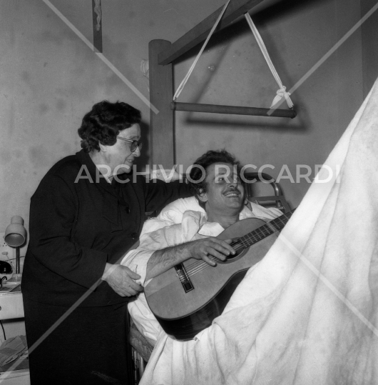 Domenico Modugno - in ospedale - 1960 - 009