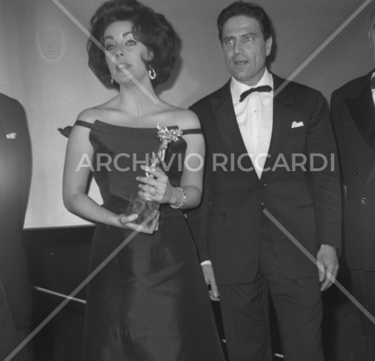 Elizabeth Taylor - 1962  - David di Donatello - con Raf Vallone -  048