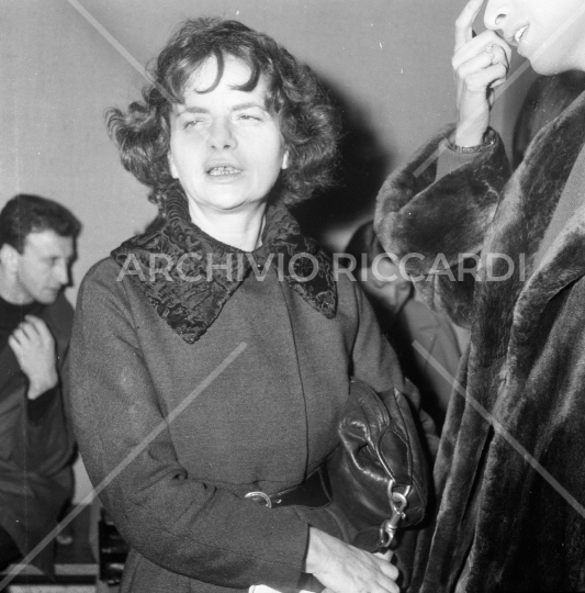 Elsa Morante - 1957 - conferenza stampa - 01