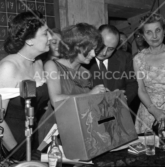Elsa Morante - 1957 - Premio Strega con Bellonci e Alberti - 08