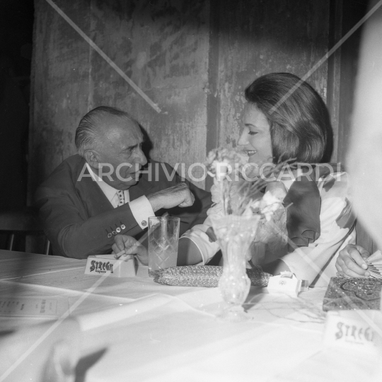 Falk Rossella  con Goffredo Bellonci al Premio Strega 1963 - 006