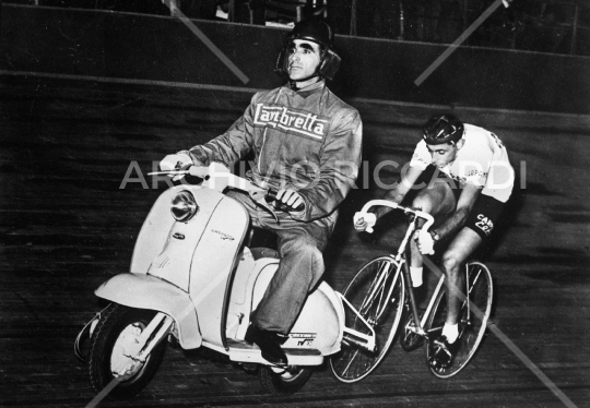 Fausto Coppi - Allenamento al velodromo MI con Lambretta - 219