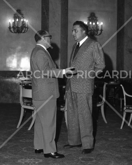Federico Fellini con Carlo Ponti 1961 - 179