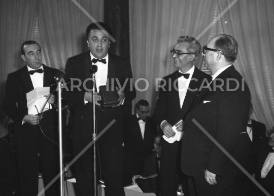 Federico Fellini con Giulietta Masina alle Maschere d Argento 1958 - -093