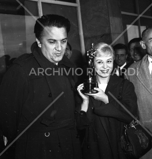 Federico Fellini e Giulietta Masina con Oscar - 124