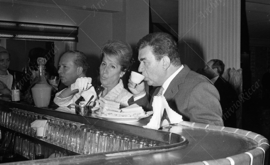 Gino Cervi - 1967 - pranzo al bar con sconosciuta - 33