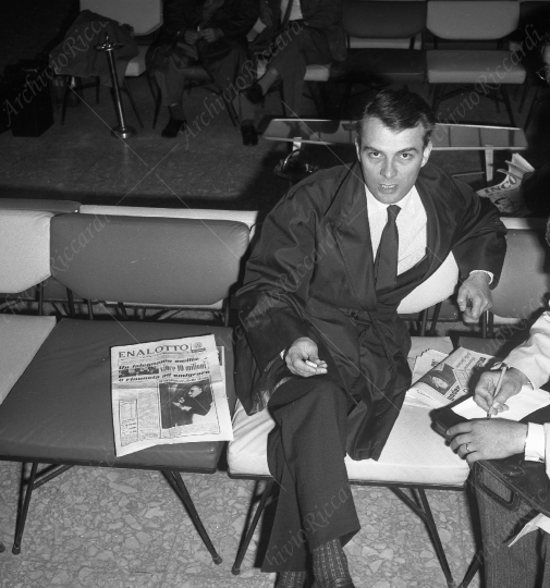 Giorgio Albertazzi in aeroporto 1962 - 006