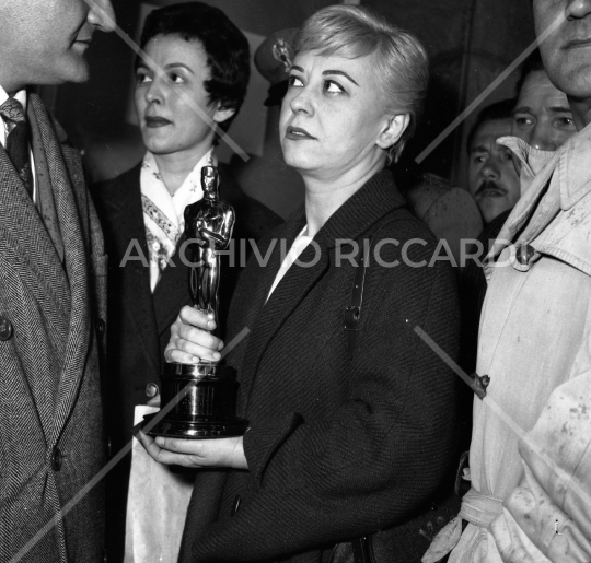 Giulietta Masina con Oscar 1957 -  649