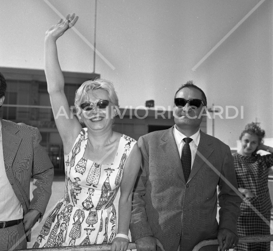 Giulietta Masina in aeroporto-1957-142