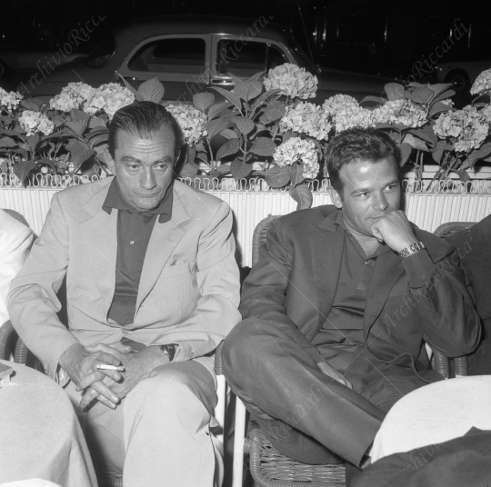 Luchino Visconti - 1960 - a Via Veneto con Renato Salvatori - 008