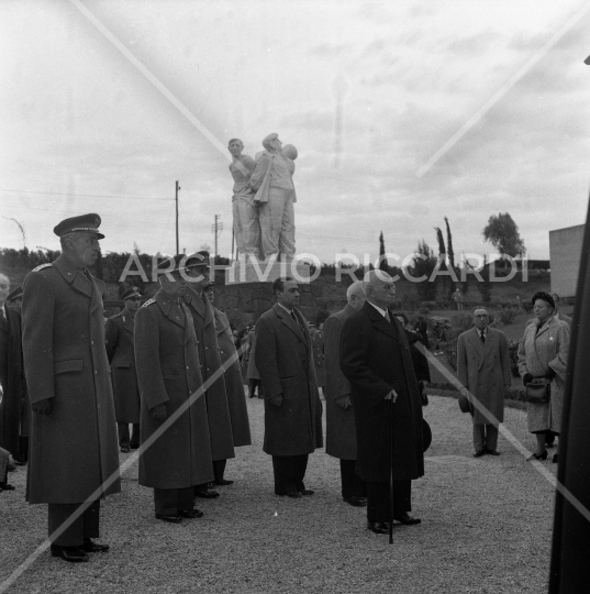 Luigi Einaudi - 1952 - 001 - Visita Fosse Ardeatine