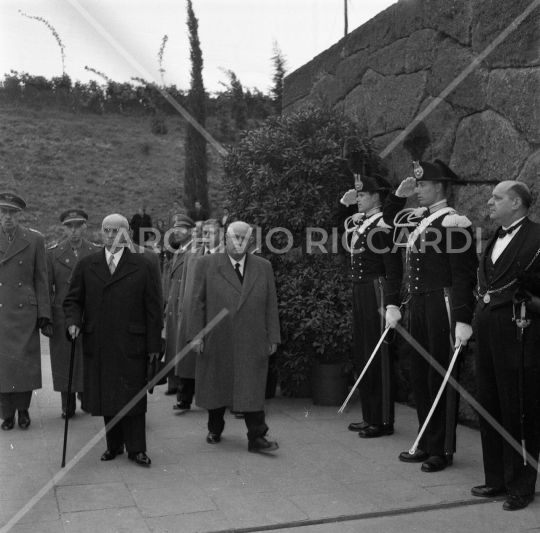 Luigi Einaudi - 1952 - 006 - Visita Fosse Ardeatine
