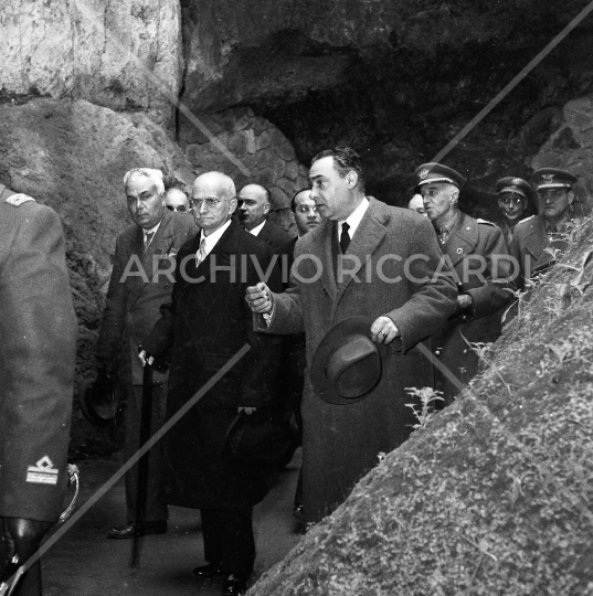 Luigi Einaudi - 1952 - 007 - Visita Fosse Ardeatine