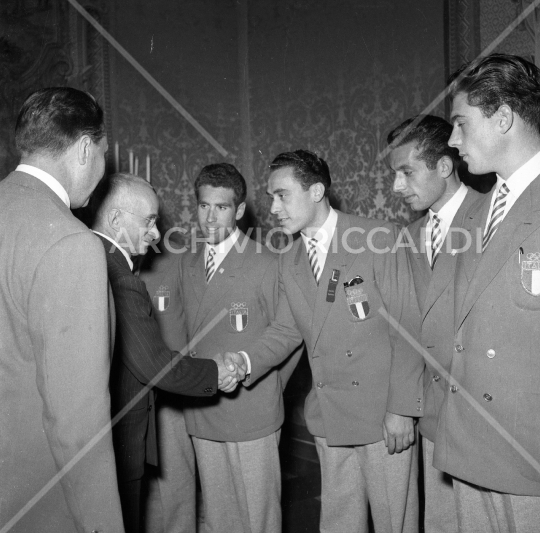 Luigi Einaudi - 1955 - 018 - Riceve olimpionici