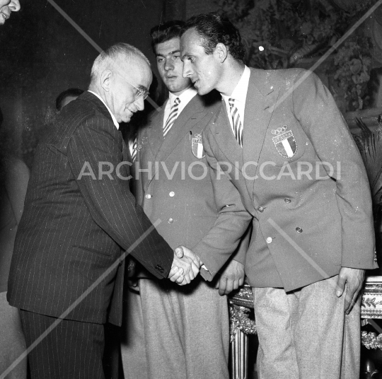 Luigi Einaudi - 1955 - 020 - Riceve olimpionici