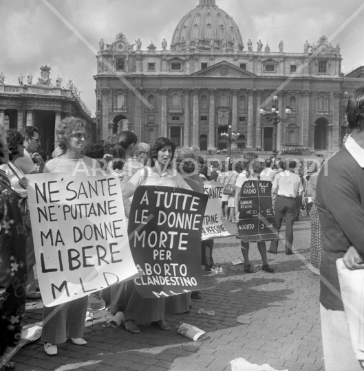 Manifestazione Aborto Radicali - 1975 - AR7439 - 379