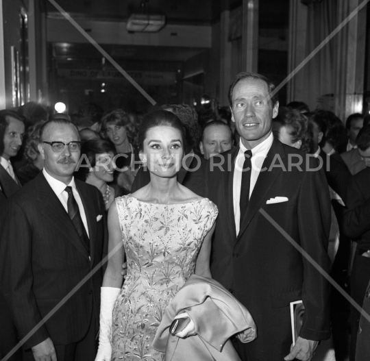 Mel Ferrer e Audrey Hepburn pres film storie di una monaca 1959-283