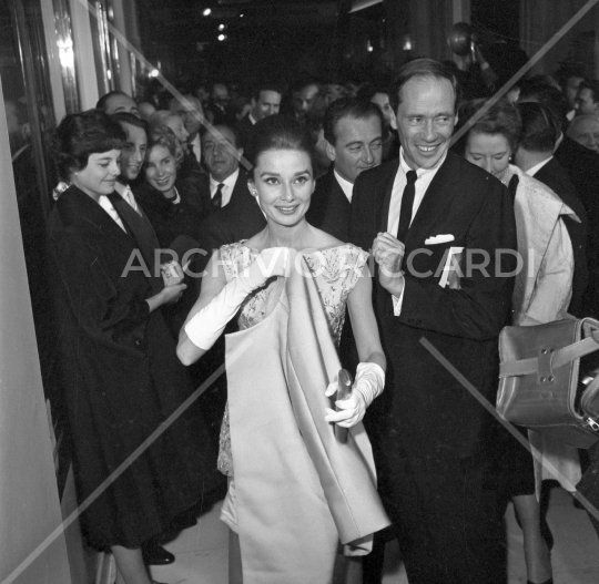 Mel Ferrer e Audrey Hepburn pres film storie di una monaca 1959-284