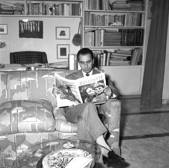 Michelangelo Antonioni - 1956 - 004 - Nel suo Studio