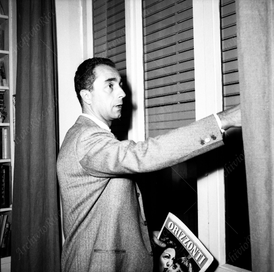 Michelangelo Antonioni - 1956 - 005 - Nel suo Studio