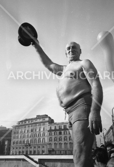 Mister Ok si tuffa nel Tevere - 1961 -526