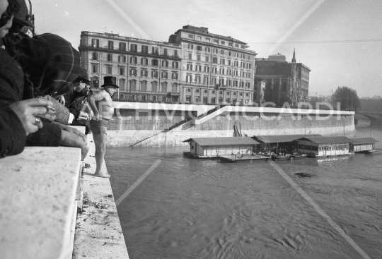Mister Ok si tuffa nel Tevere - 1961 -528