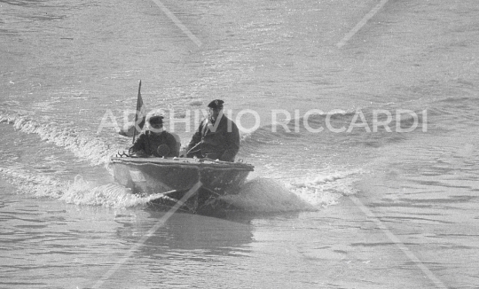 Mister Ok si tuffa nel Tevere - 1961 -529