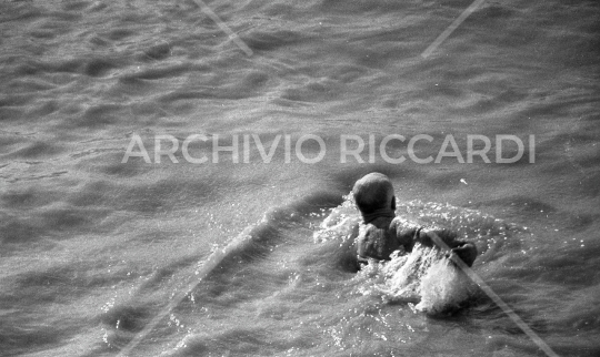 Mister Ok si tuffa nel Tevere - 1961 -532