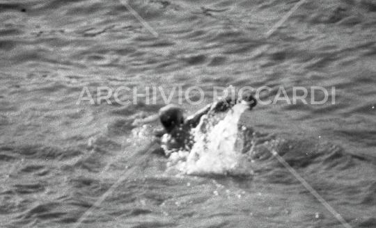 Mister Ok si tuffa nel Tevere - 1961 -537